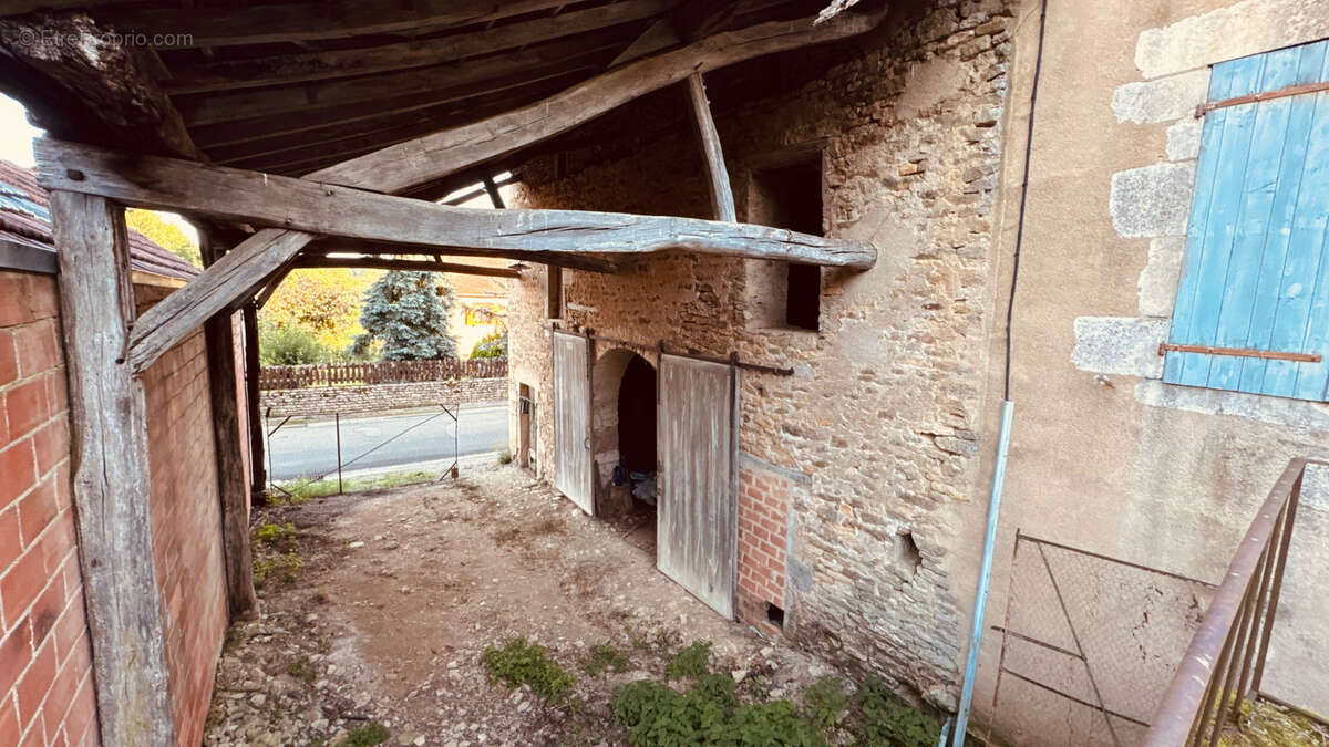 Ancien corps de ferme à renover avec dépendances et jardin de 447 m2 au prix de 58 000 € F.A.I. secteur THORY - photo 5