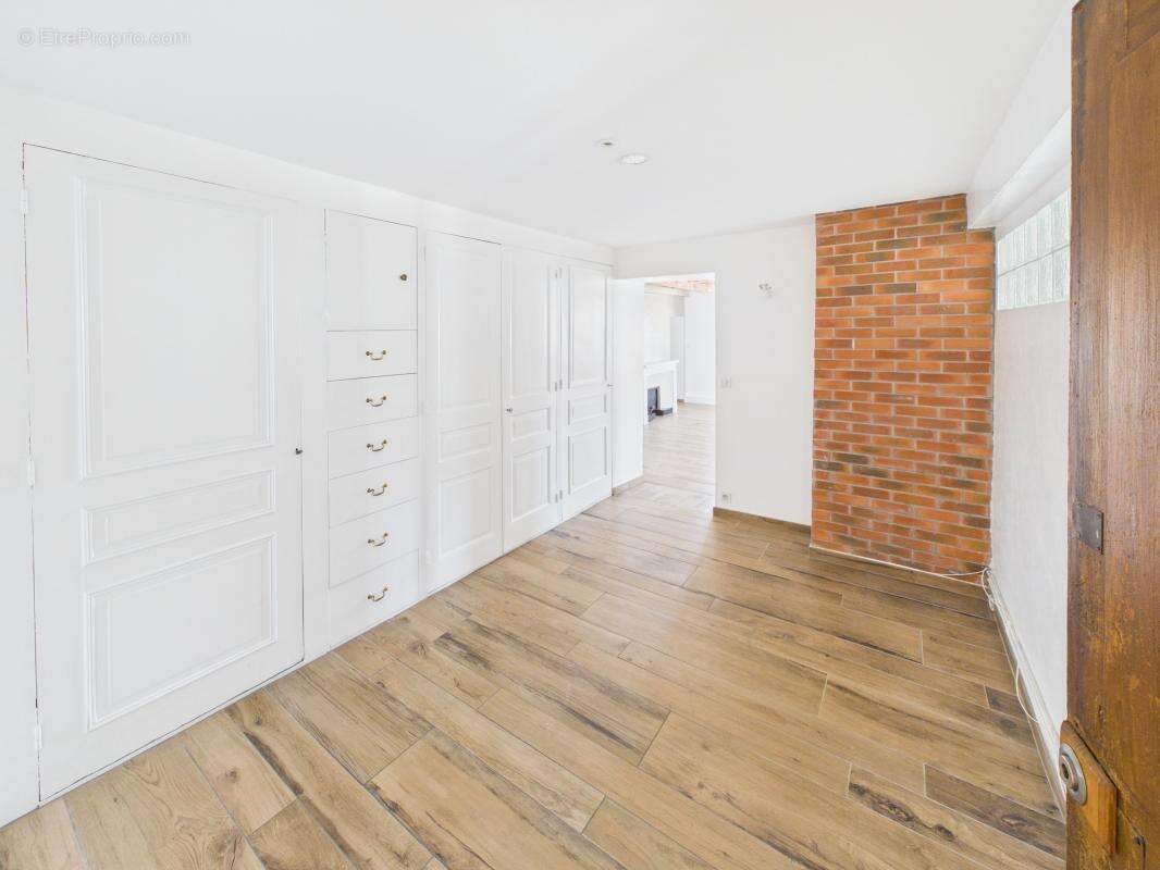 CHAMBÉRY HISTORIQUE - T4 de109.22m² en dernier étage avec cave et greniers - photo 2