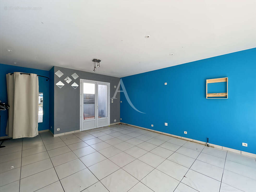 Ensemble immobilier avec local commercial en RDJ et T2 mezzanine à l'étage - photo 2