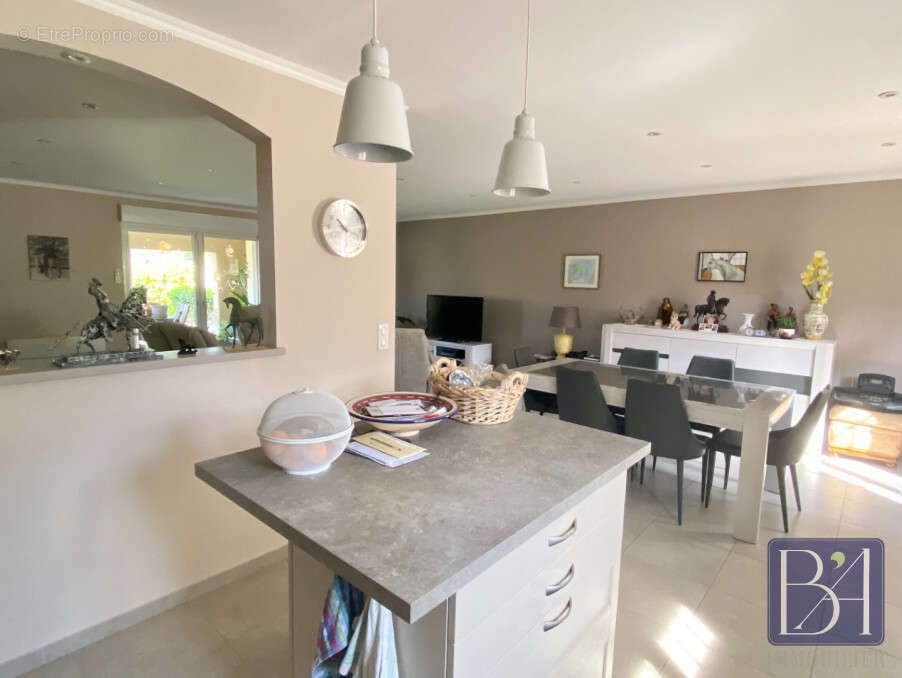 Maison à ENTRAIGUES-SUR-LA-SORGUE