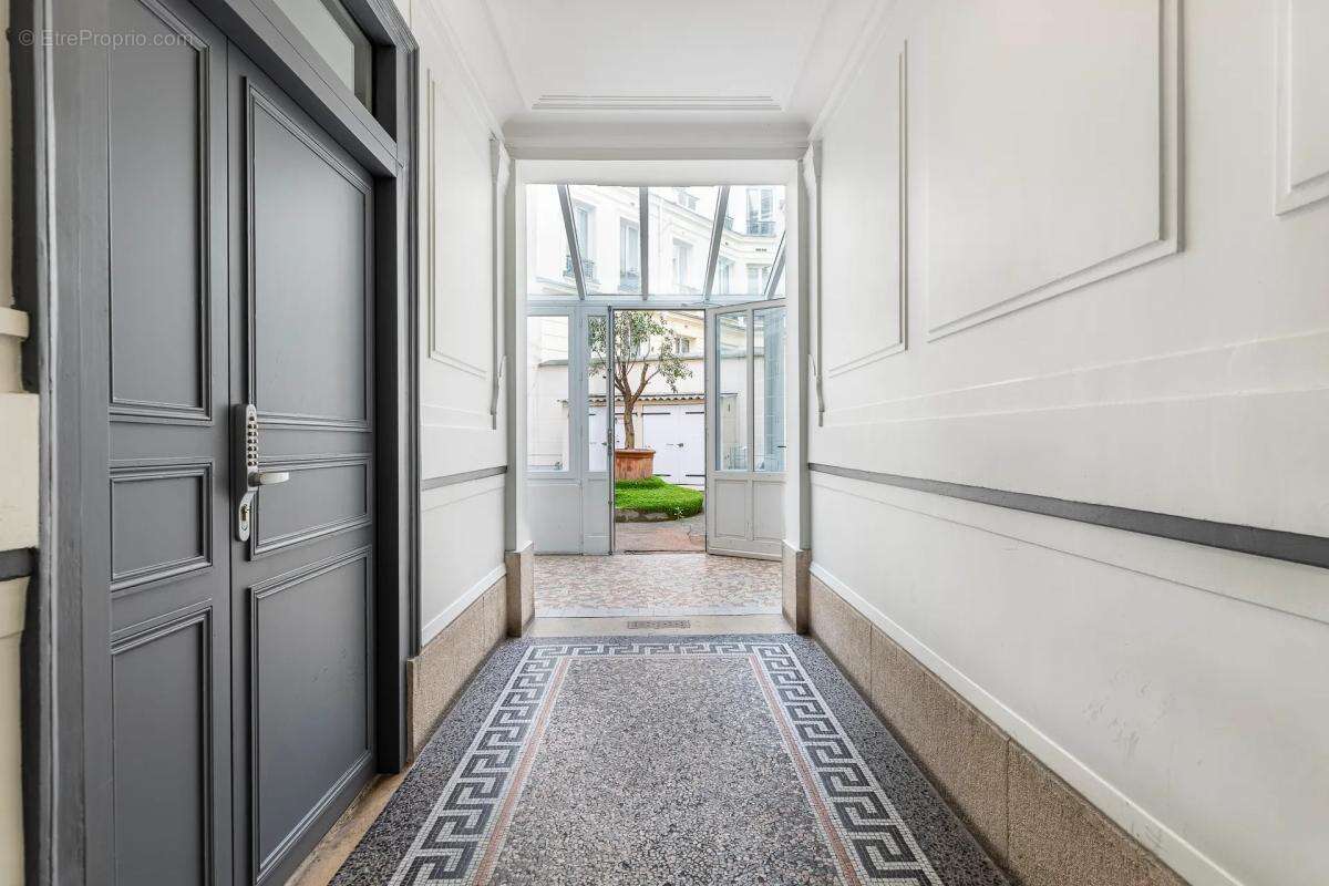 Appartement à PARIS-16E