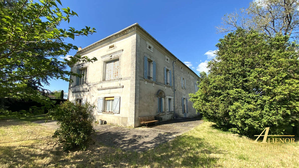 Demeure seigneuriale à la campagne, entre Angoulême et Brantôme - photo 15