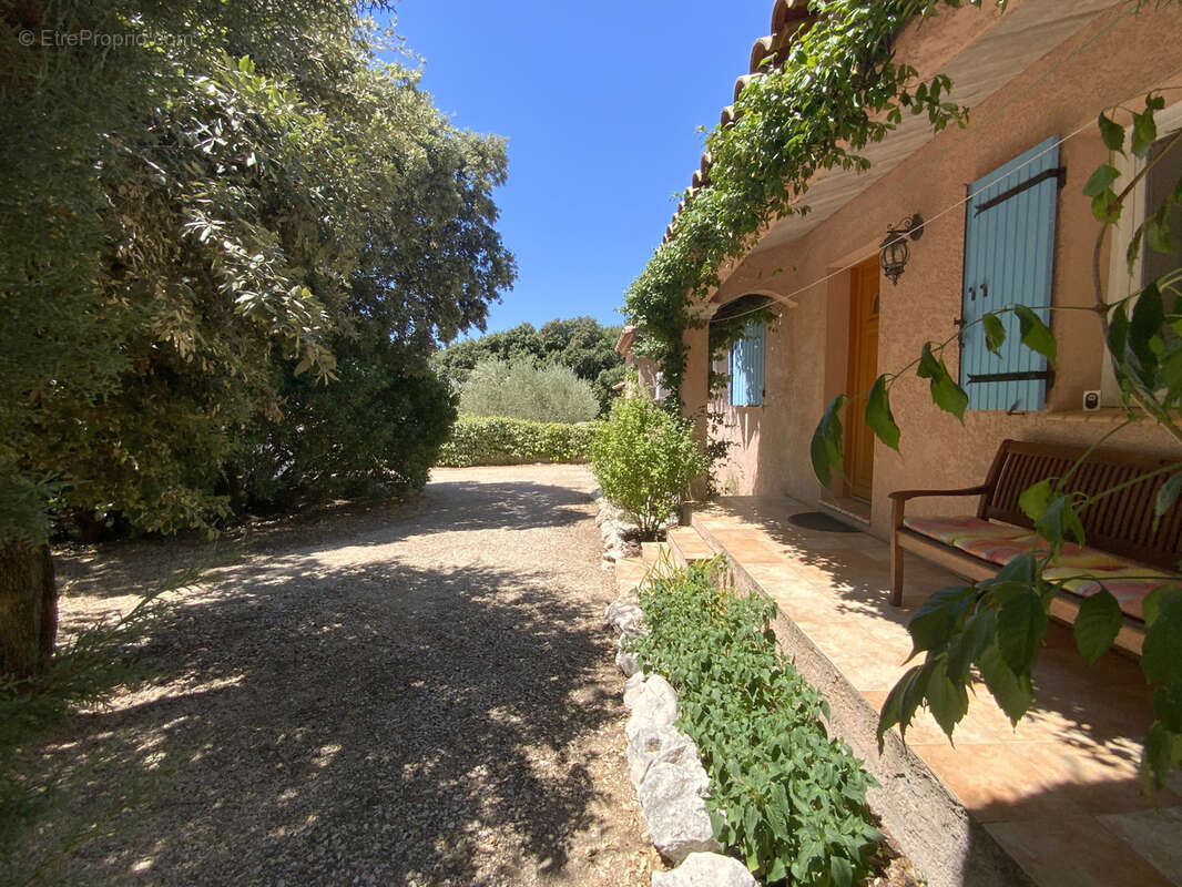 Charmante villa de plain pied avec piscine. - photo 2