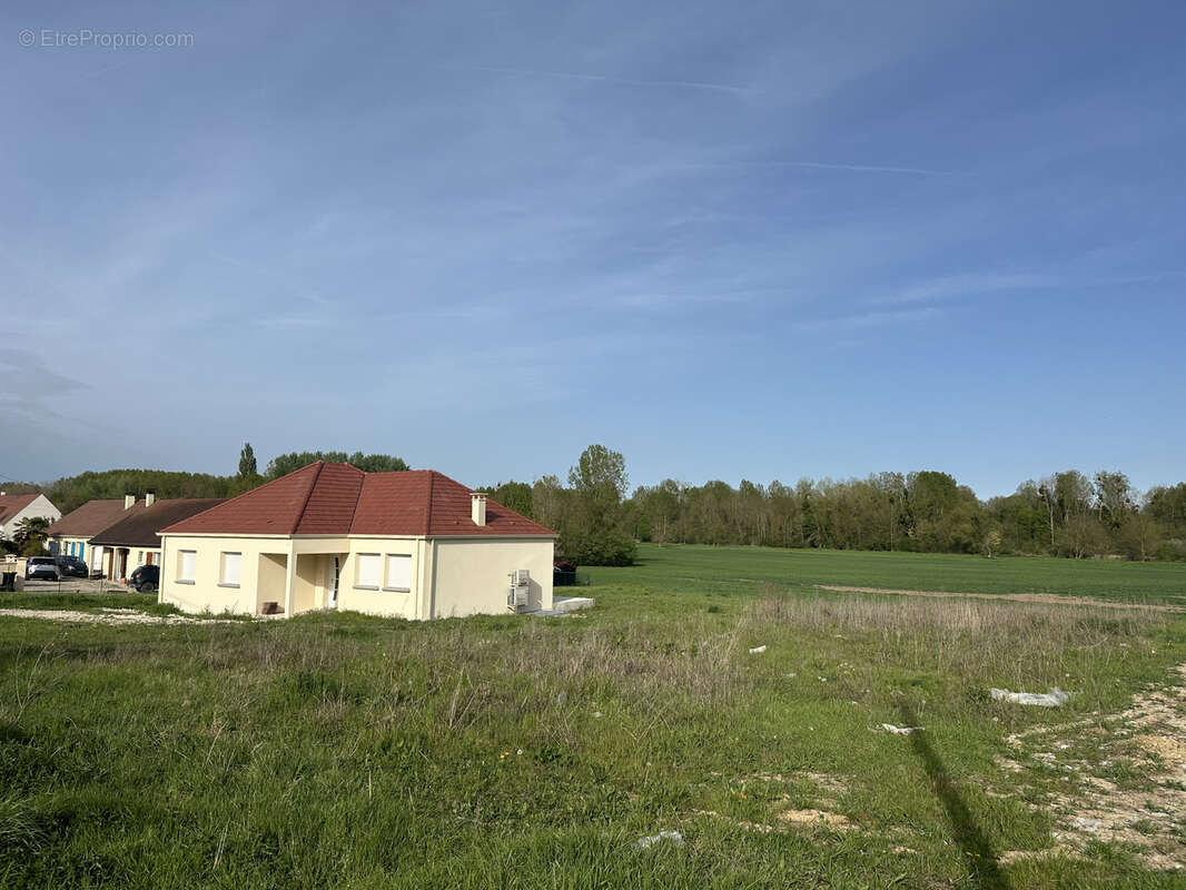 Terrain à LES ORMES-SUR-VOULZIE