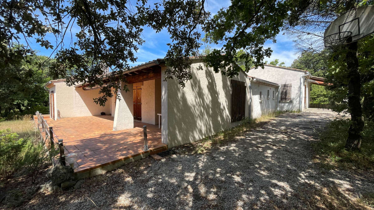 Exclusif  et rare sur le marché! Joli plain pied à Grignan avec piscine et vaste terrain. - photo 2