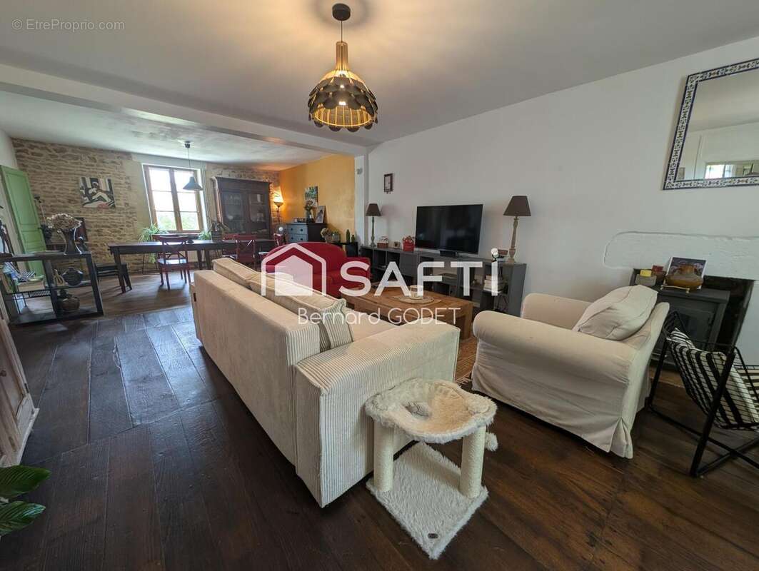 Maison 274 m² à La Chapelle-Pouilloux  - photo 5