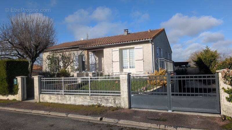 Maison à SEGONZAC