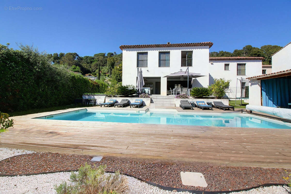 Maison à LA ROQUETTE-SUR-SIAGNE