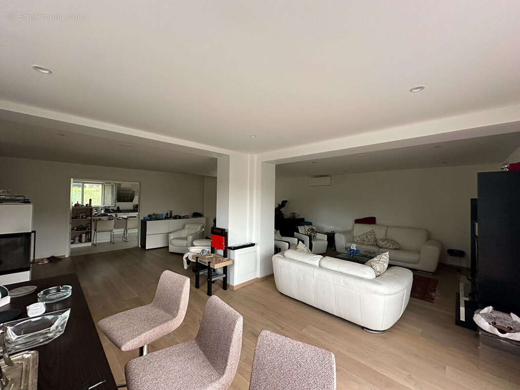 À vendre  - Belle maison familiale de 242.19 m²  à Ségny, aux portes de Genève - photo 3