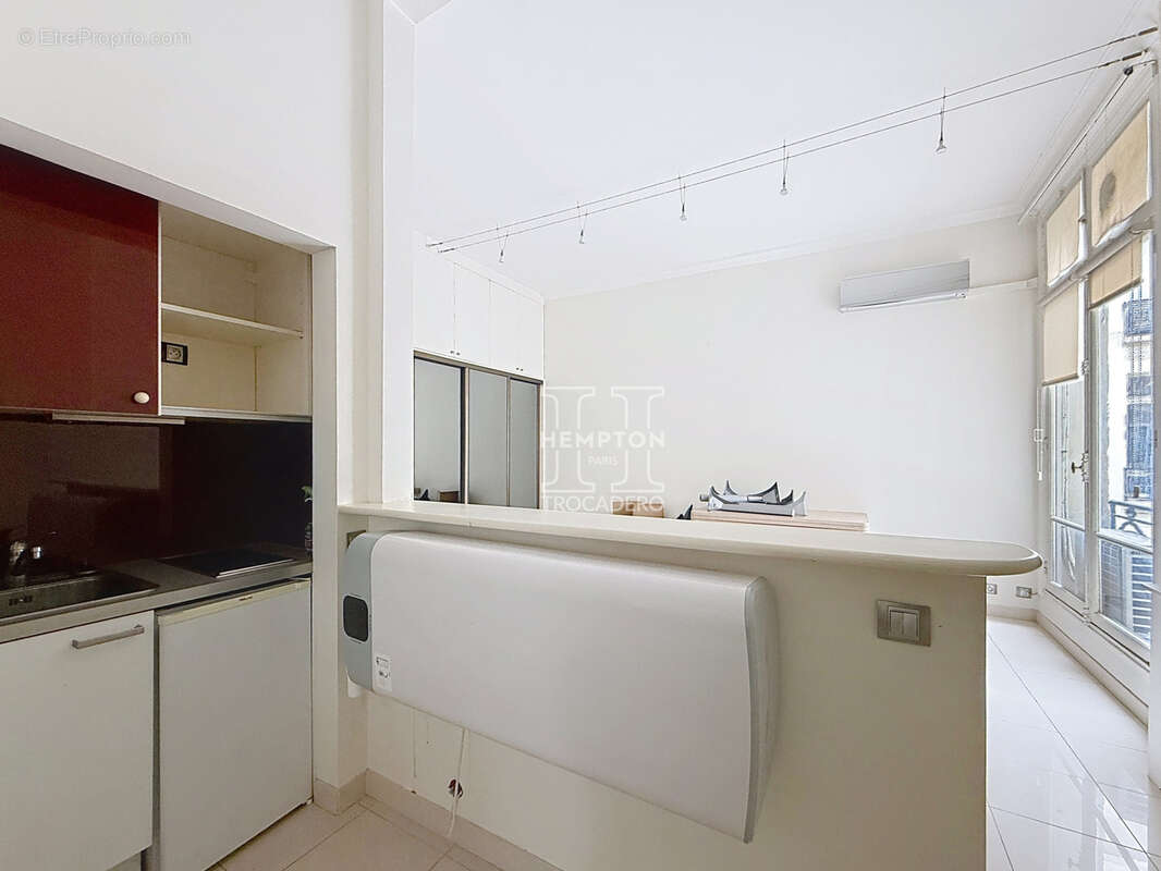 Commerce à PARIS-8E