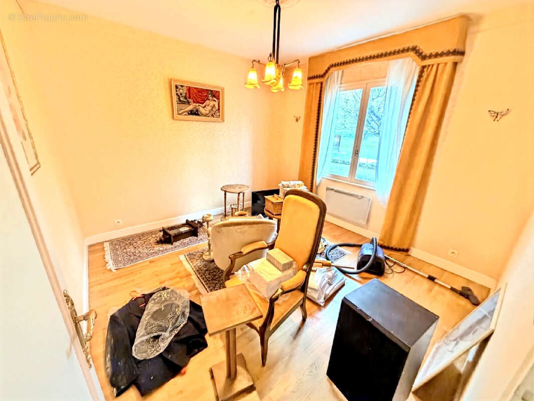 Maison à CREUZIER-LE-VIEUX