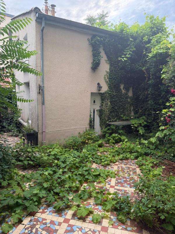 immeuble de 263 m2 elevée sur deux niveaux - photo 5