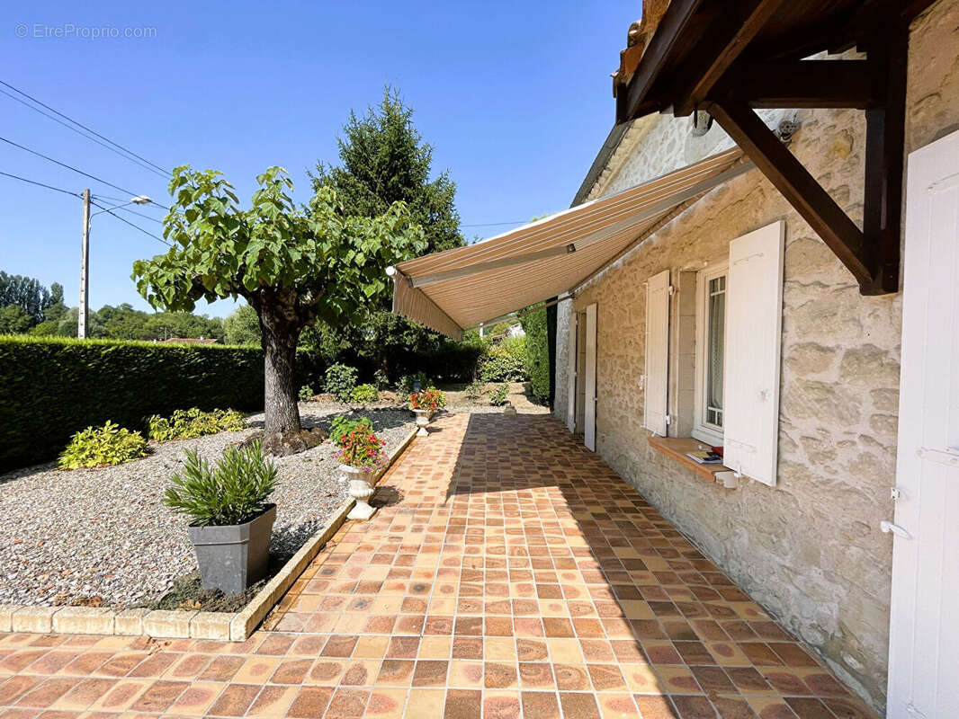 Maison en pierre 1833 de plain-pied avec dépendances - photo 2