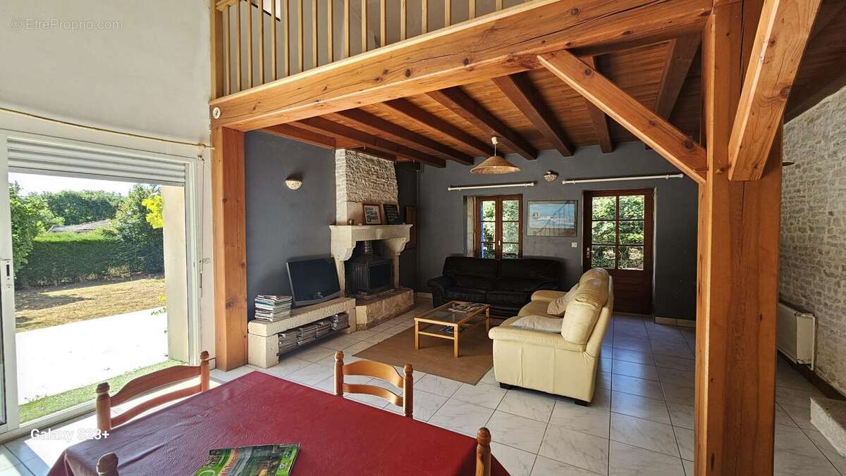 Maison 152 m² à Le Vanneau-Irleau  - photo 8