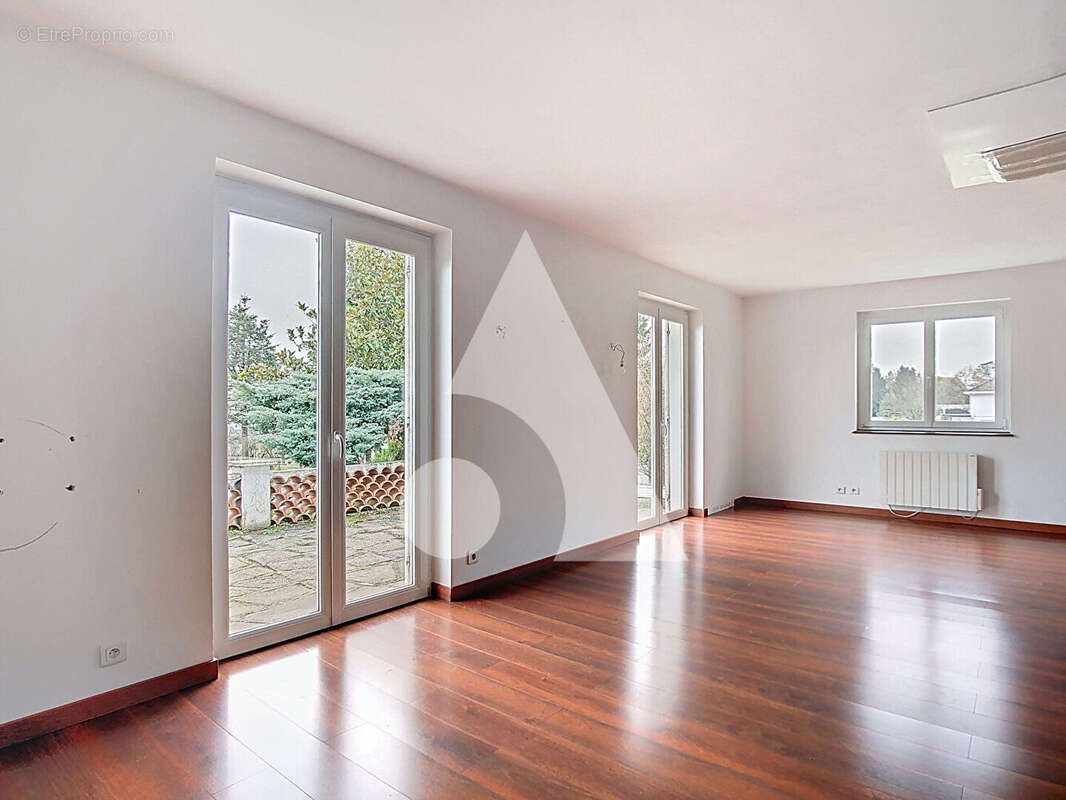 Maison à CHAZELLES-SUR-LYON