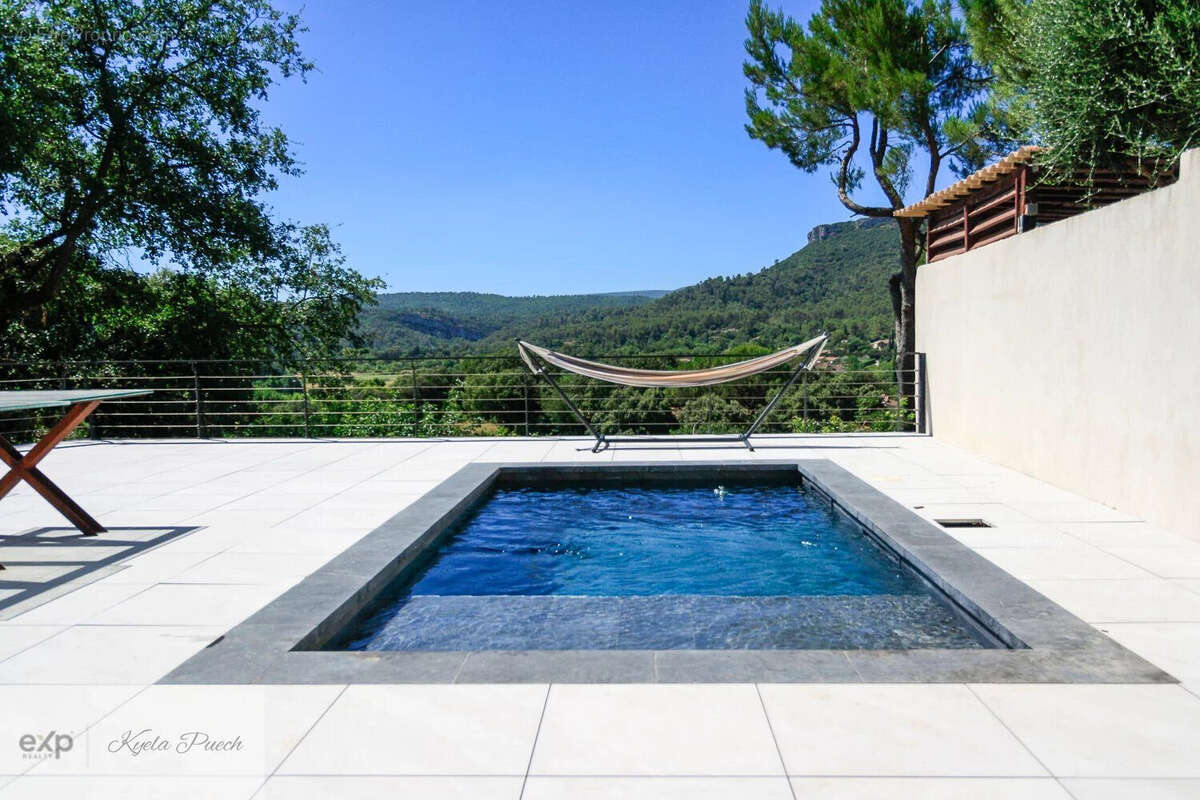 Kyela Puech, exp Luxury présente villa rénovée, trois chambres, grande cuisine, vue imprenable, possibilité d'agrandir, climatisation réversible, piscine et jardin  - Maison à TOURVES