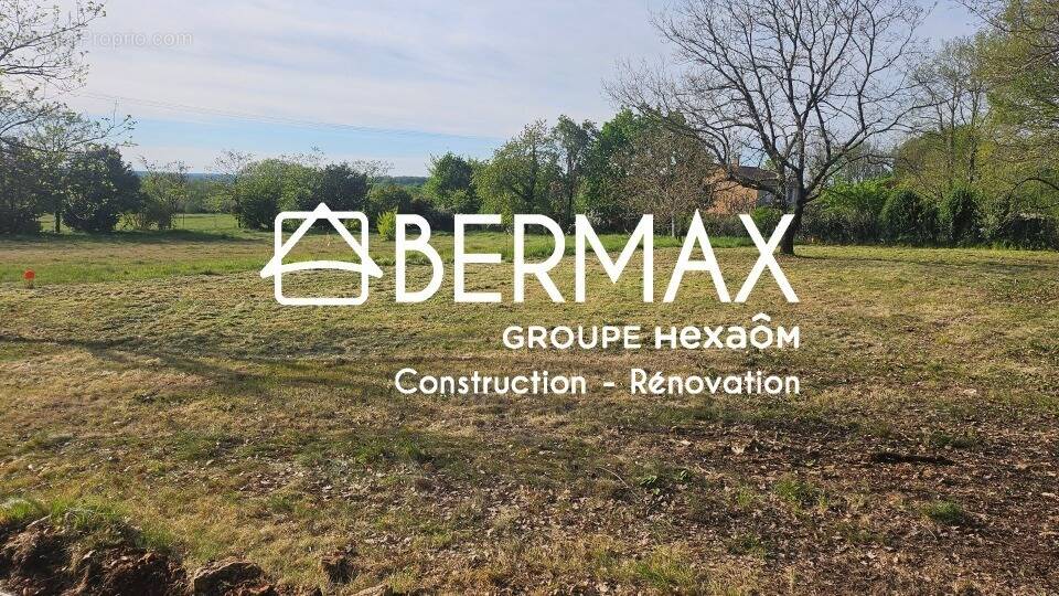 Terrain 2500 m² à Mouthiers-Sur-Boeme  - photo 1