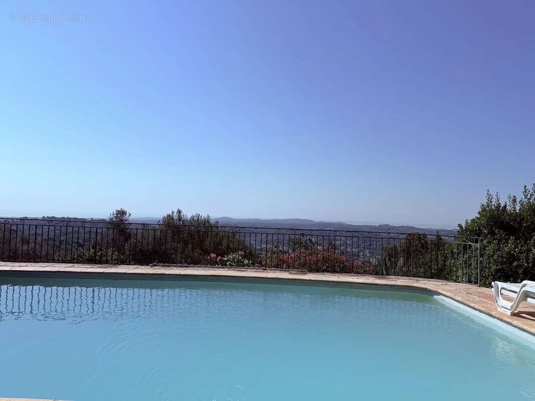 Maison à CHATEAUNEUF-GRASSE