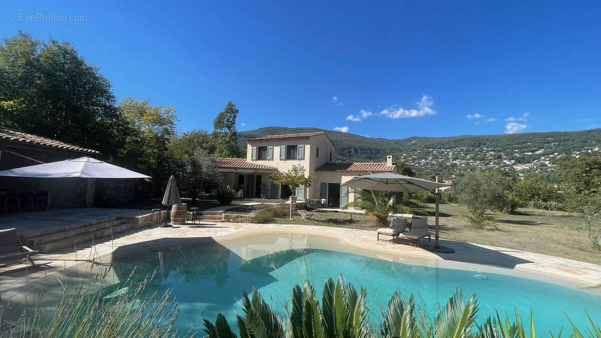 Maison à CHATEAUNEUF-GRASSE