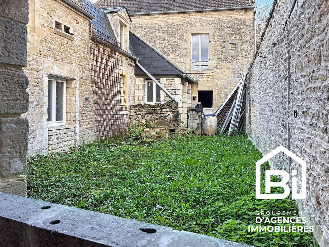 BERNIERES SUR MER - Lot de deux maisons en pierre à restaurer - photo 11