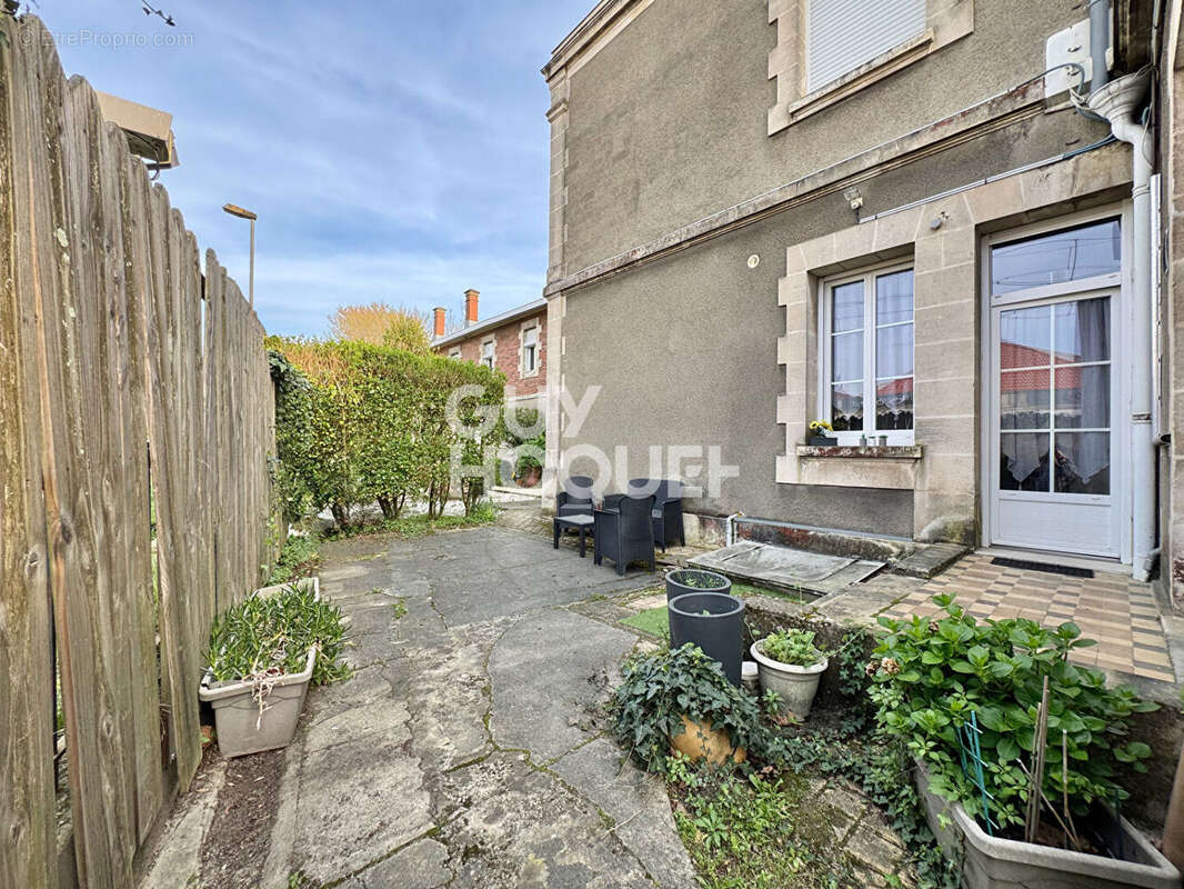 À 100 m du port - T2 avec extérieur 35 m² - Rare - photo 8