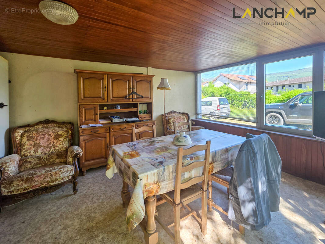 Vions   Maison individuelle à rénover avec 4 chambres sur un terrain arboré de 1 571 m2 - photo 3