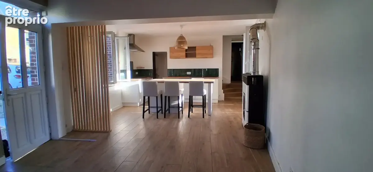 Séjour avec cuisine ouverte dans cette maison proche des bords de Seine