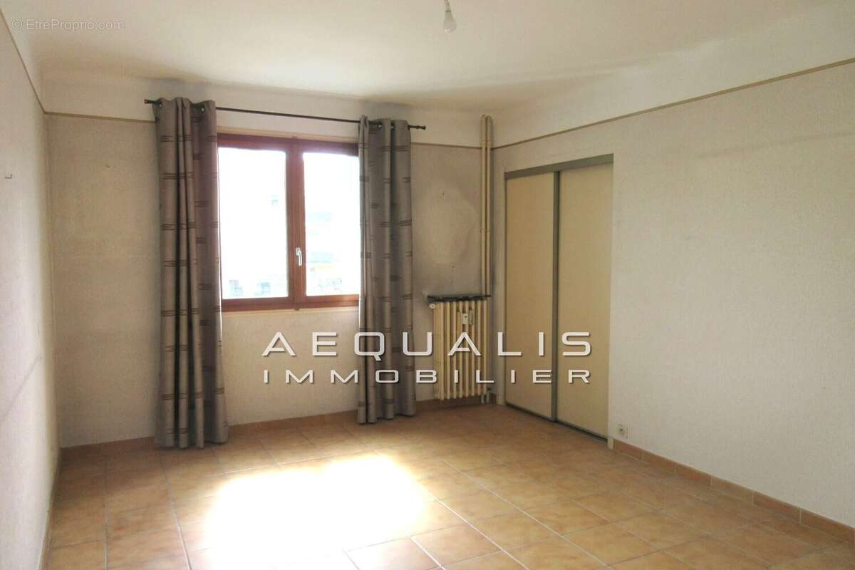 Appartement à SAINT-LAURENT-DU-VAR