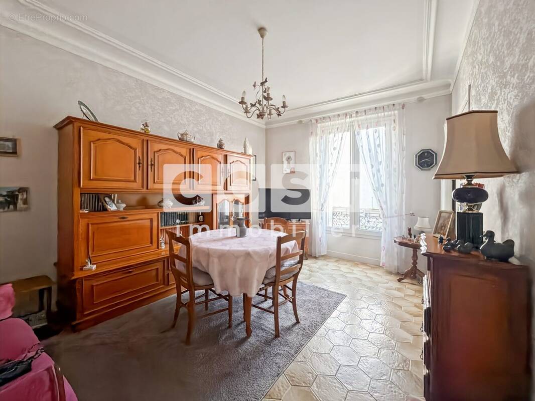 Appartement à COURBEVOIE