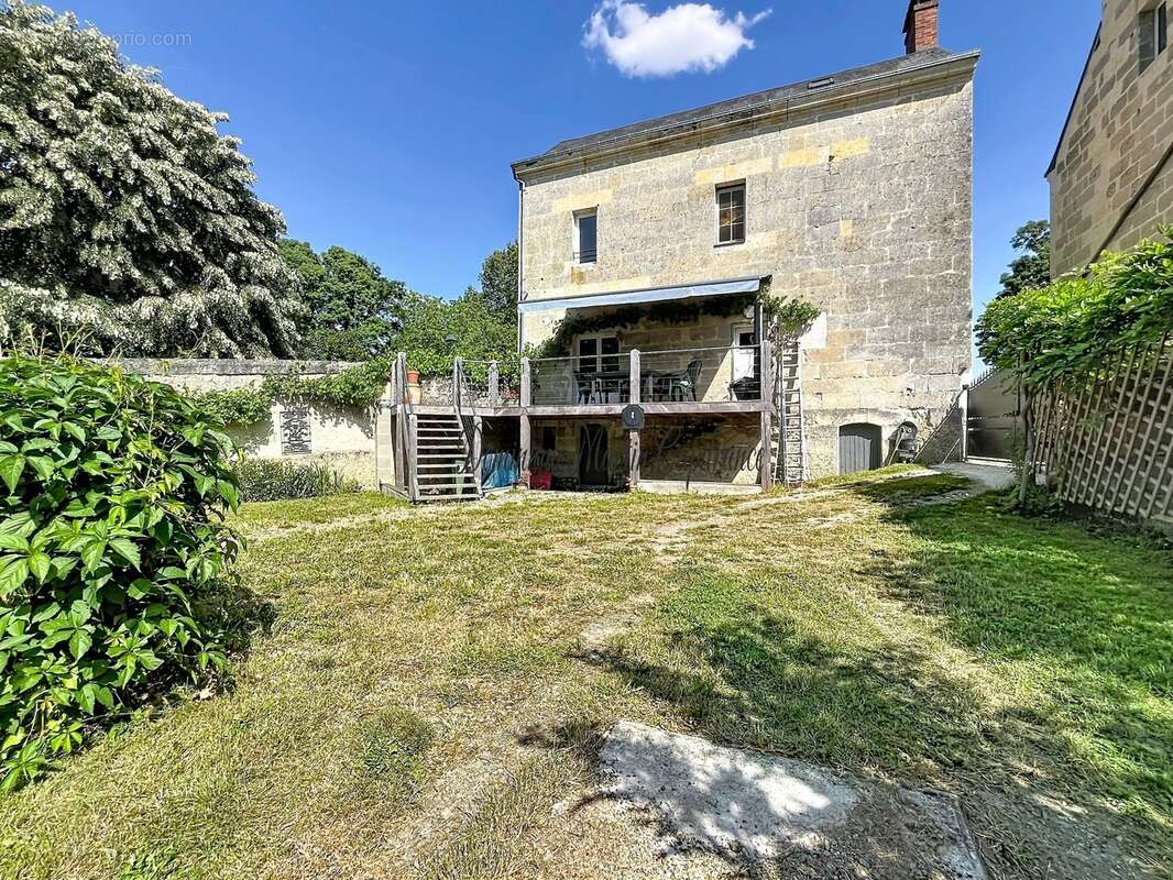 LA CHARTRE SUR LE LOIR (72)-Vue imprenable sur le Loir – Maison familiale rénovée avec jardin d'exception à 500 m du centre-vill - photo 3