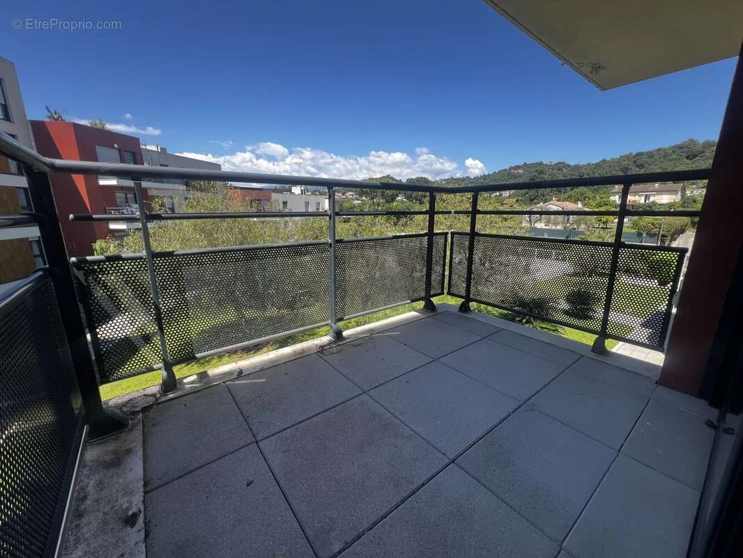 Appartement à LA ROQUETTE-SUR-SIAGNE