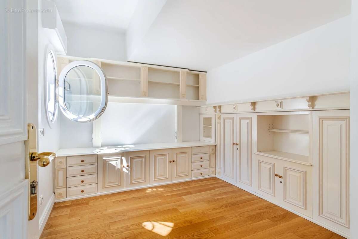 Appartement à PARIS-8E