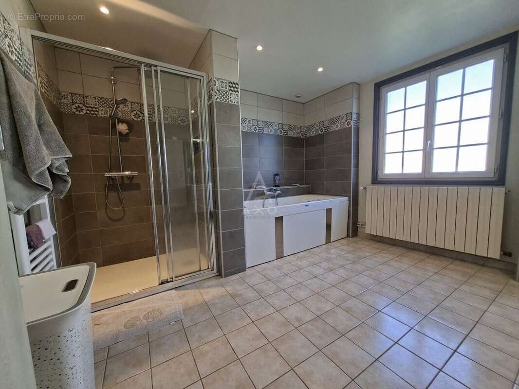 Rare sur le marché, cette belle longère de caractère de 168 m2 habitables, implatntée sur un beau terrain de 1126 m2 avec piscin - photo 10