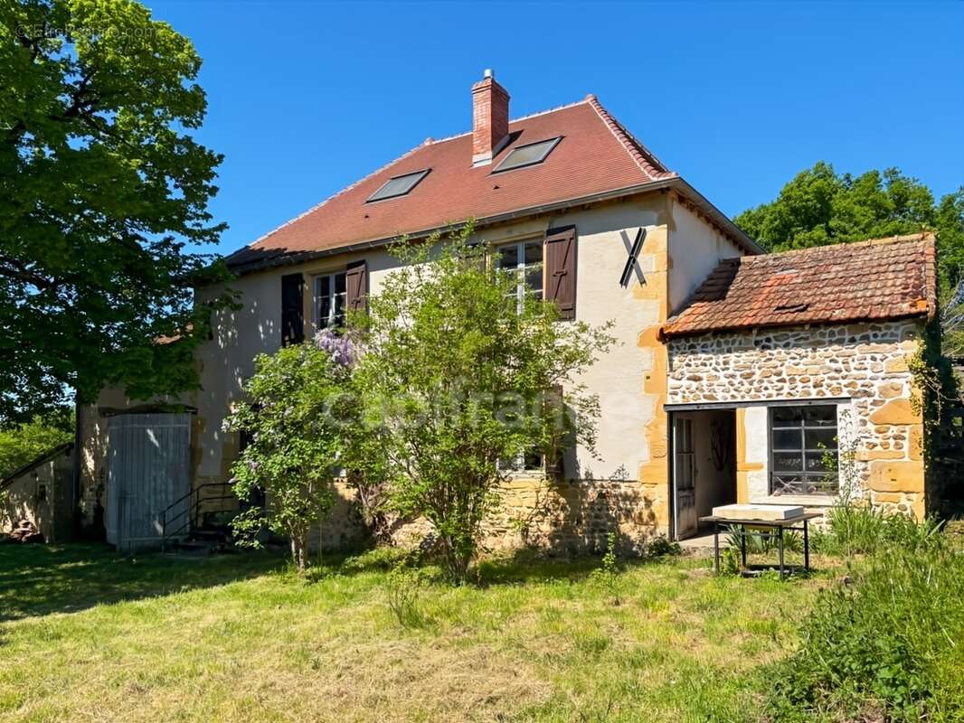 Maison de caractere, toiture recente, dependances et projet pret a realiser - photo 2
