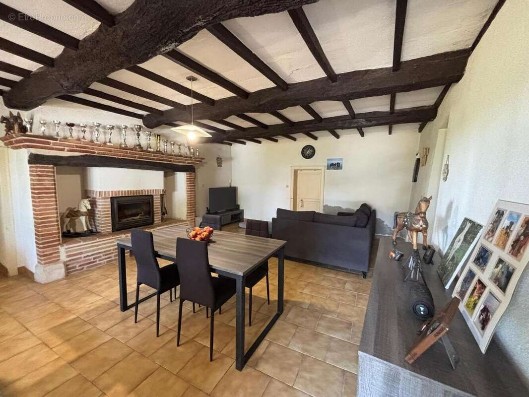   - Maison à NEGREPELISSE