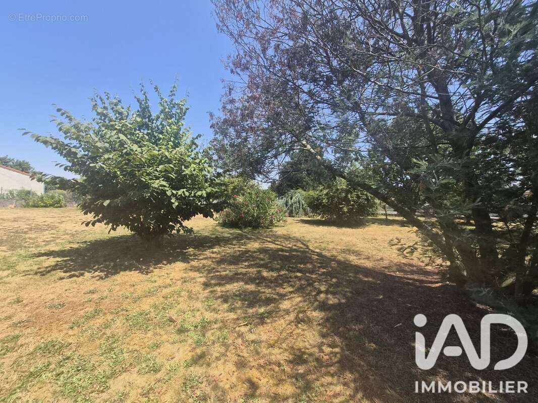 Terrain 791 m² à Juillan  - photo 3