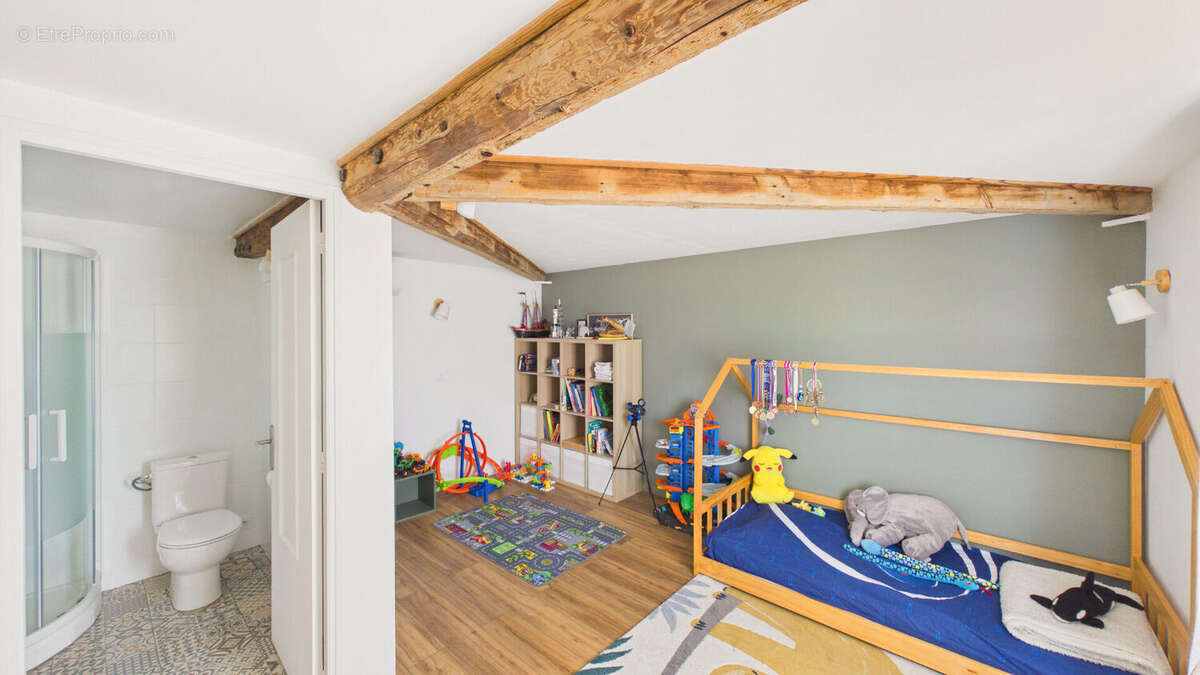 Maison de caractère entièrement rénovée à Avignon . 140 m² habitables, jardin arboré, à 5 minutes des remparts - photo 10