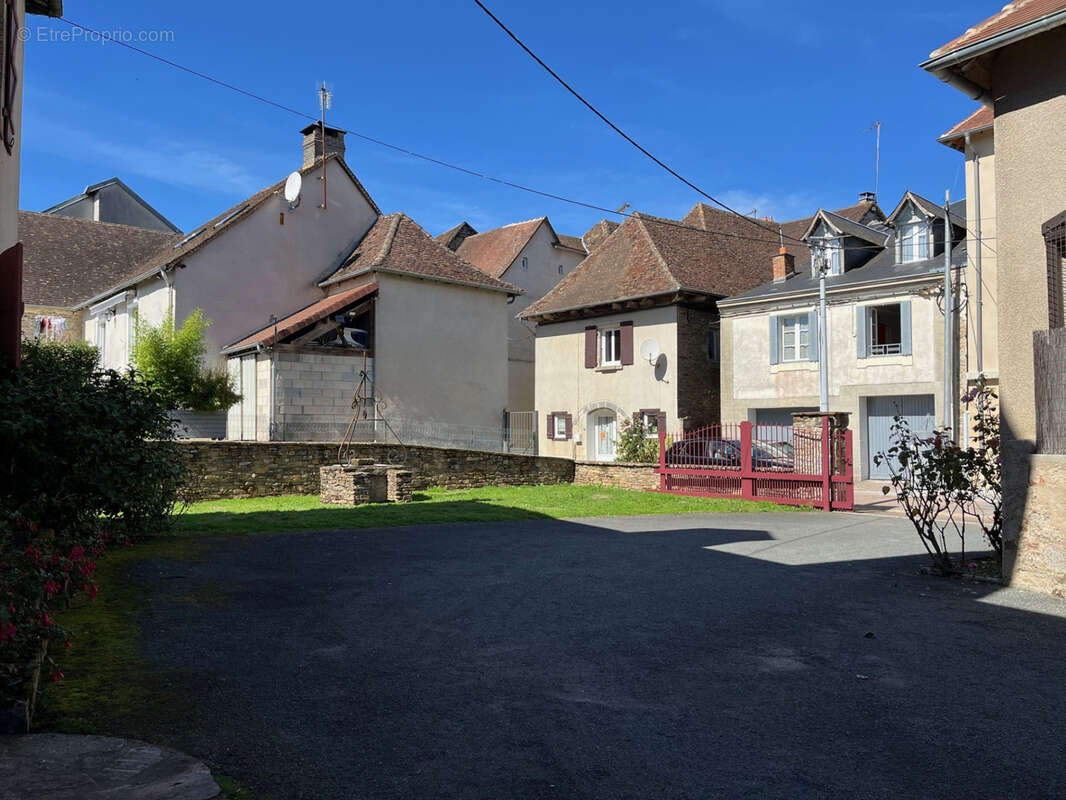 Coussac Bonneval, immeuble de 5 appartements, dépendances et terrain - photo 29