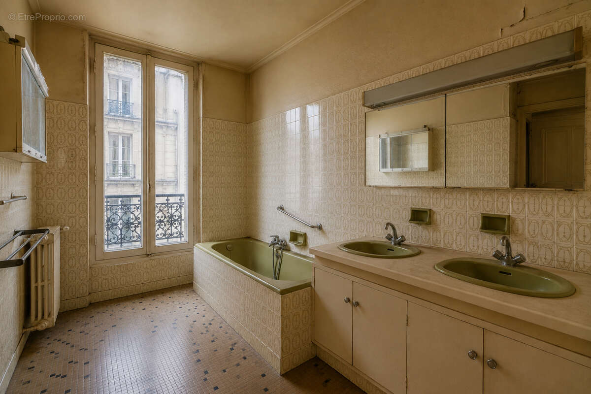 Appartement à PARIS-16E