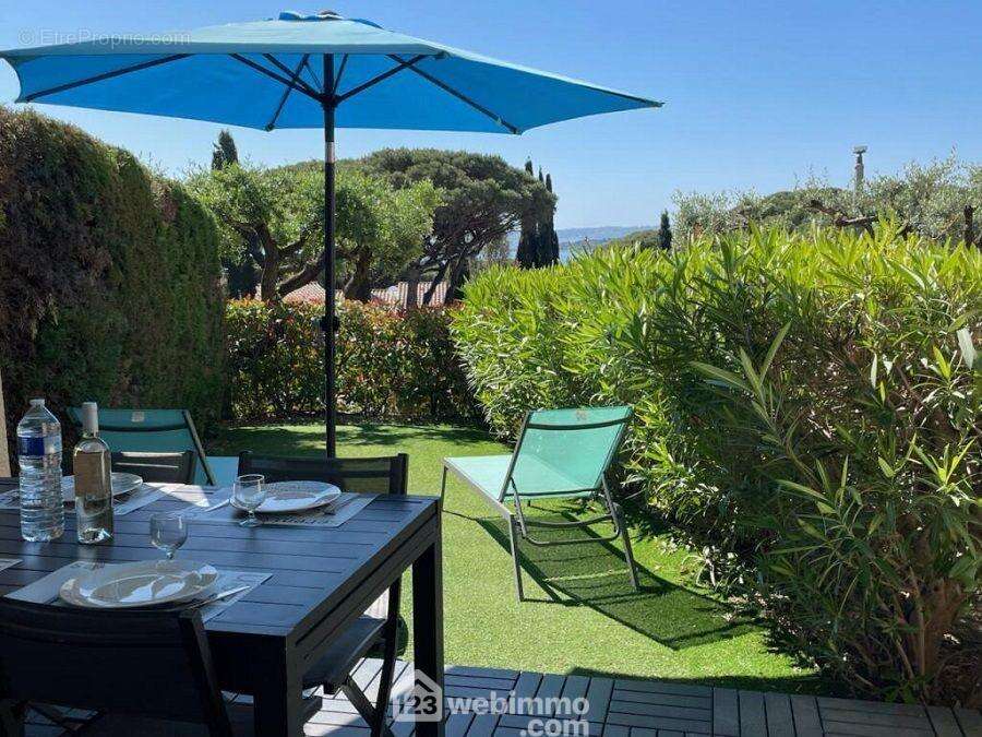 Profitez d'un agréable espace extérieur privatif, idéal pour les repas en terrasse et les moments de détente au soleil. - Appartement à SAINTE-MAXIME