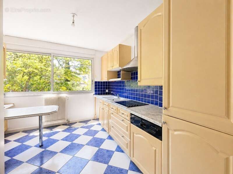 Appartement 4 pièces – 84 m² – Dernier étage – Terrasse – Garage – Cave - Piscine - Parc - Tennis - Ligne 5 Tramway - Parc Montc - photo 9