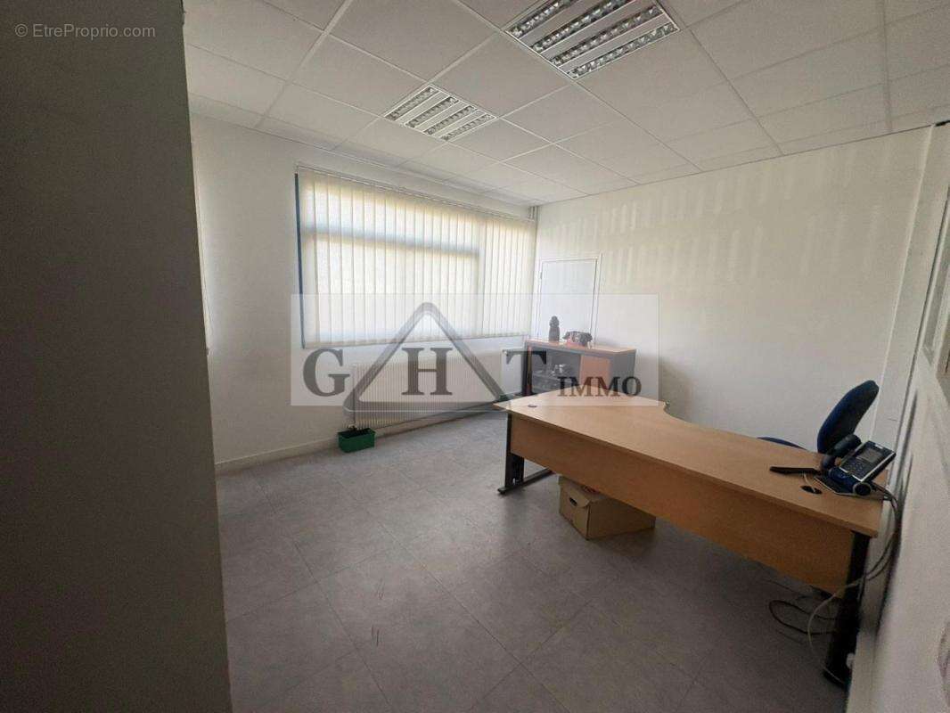 Commerce à VAUX-LE-PENIL