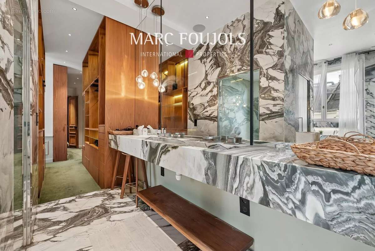 Appartement à PARIS-16E