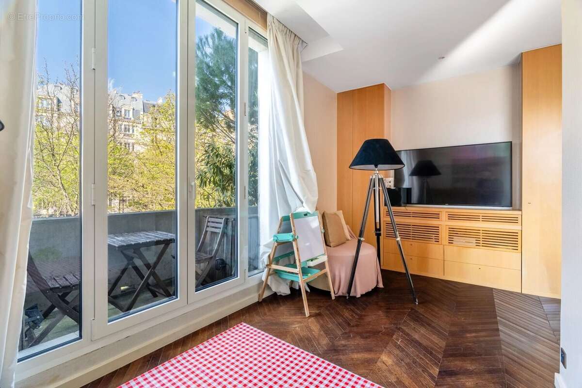 Appartement à PARIS-16E