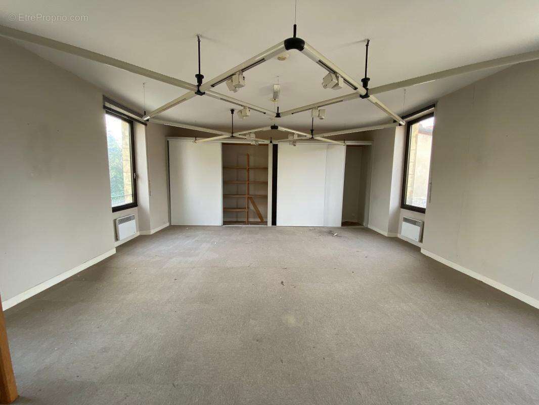 Commerce à LE BUISSON-DE-CADOUIN