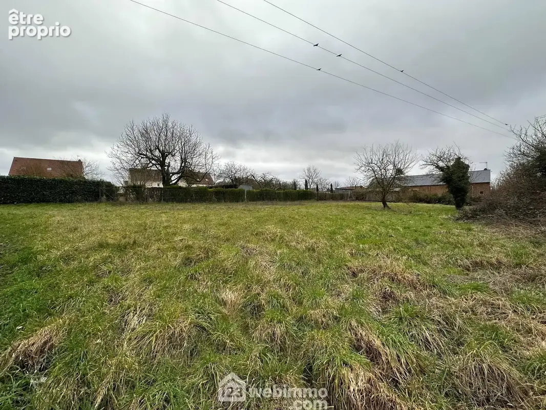 Le terrain est plat et libre de constructeur