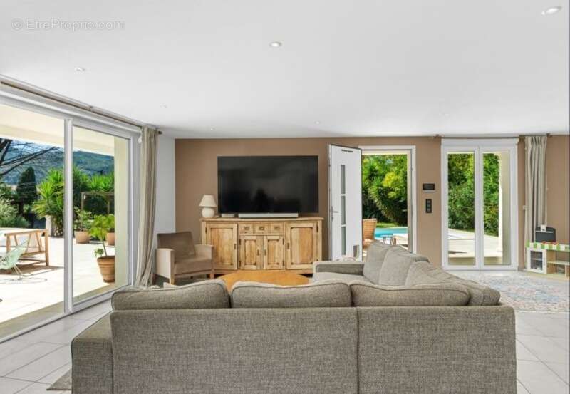 Maison à LA ROQUETTE-SUR-SIAGNE