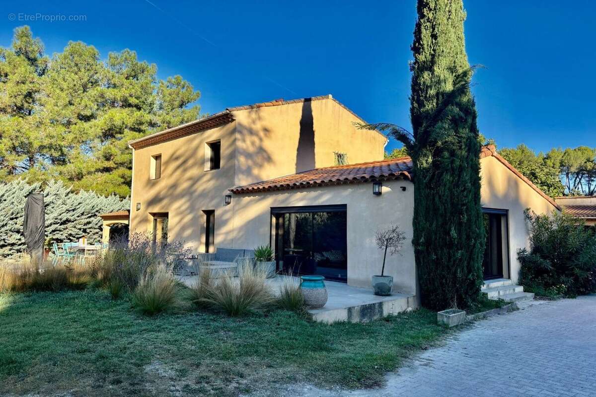 Maison à SIMIANE-COLLONGUE