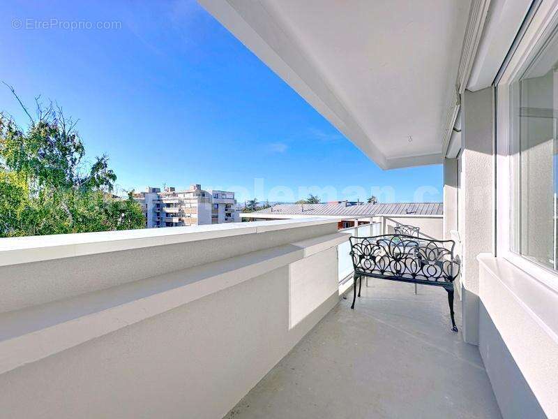 Appartement_t3_Annemasse_Genève_Ceva_tramway_Suisse_investissement_famille_Séjour_cuisine_equipée_chambre_salle_de_bains_terrasse_ - Appartement à ANNEMASSE