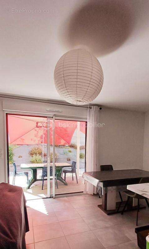 A Vendre - Bel appartement récent 3 pièces en rez-de-chaussée avec un vaste extérieur au calme- parking et cave - photo 3